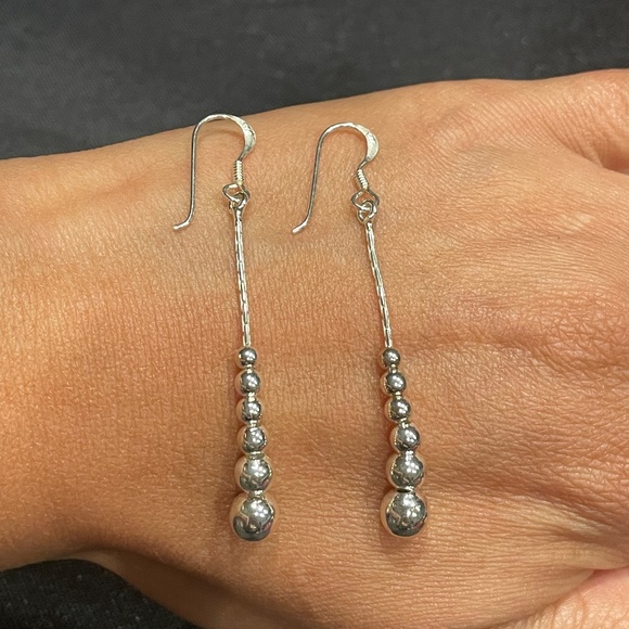 Silver droplet dangling earrings - Picture 3 of 5